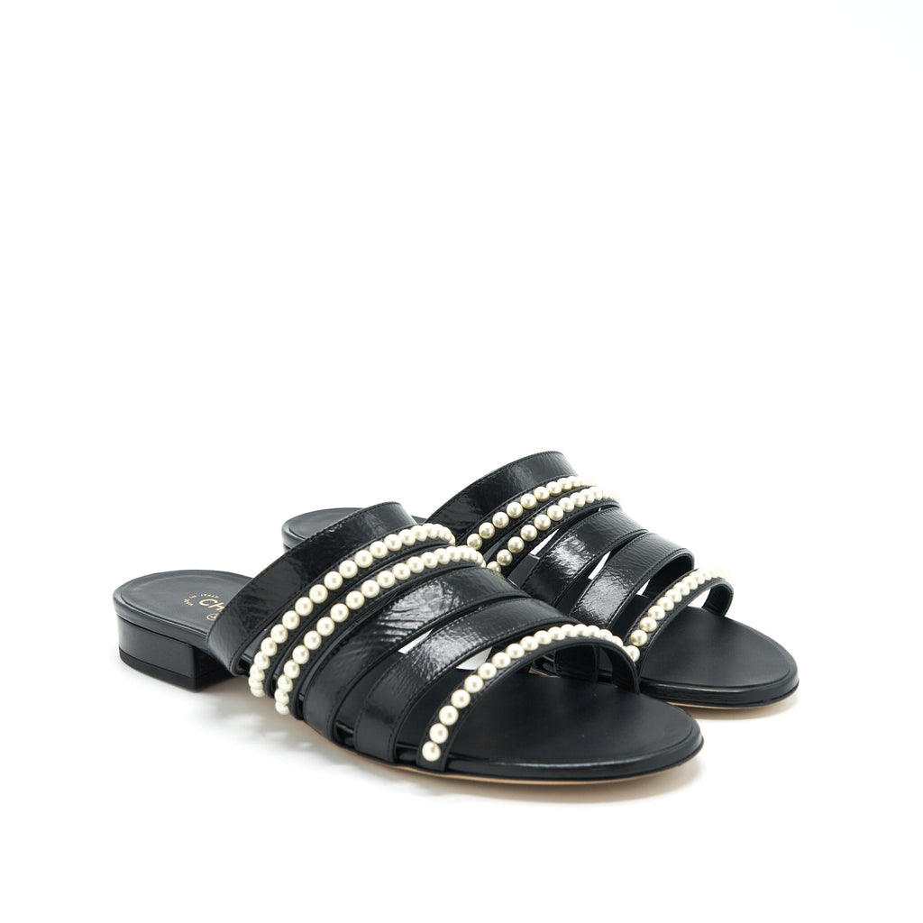 CHANEL LEATHER AND PEARL SANDAL BLACK