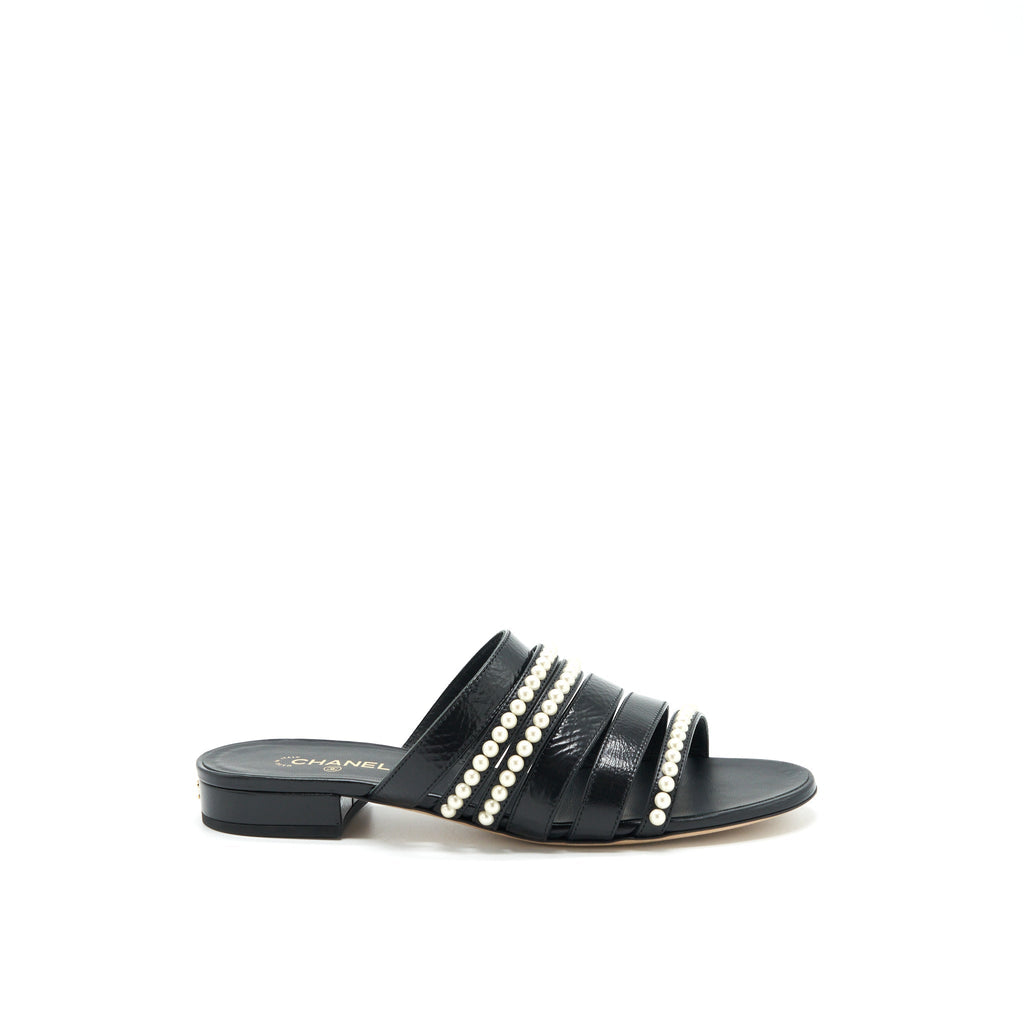 CHANEL LEATHER AND PEARL SANDAL BLACK