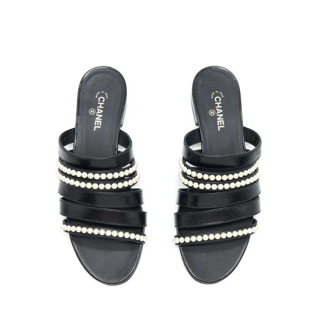 CHANEL LEATHER AND PEARL SANDAL BLACK