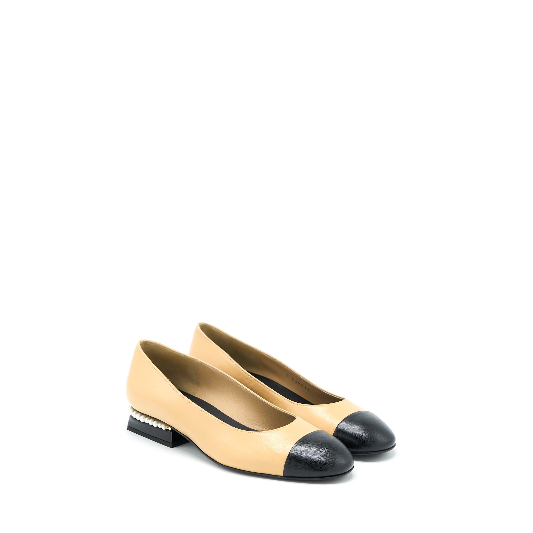 CHANEL CC LOGO WITH PEARL FLATS BEIGE / BLACK