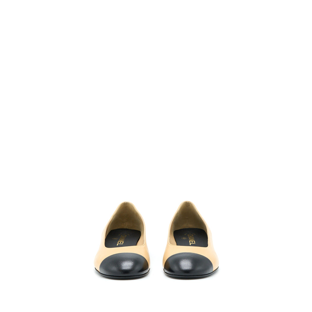 CHANEL CC LOGO WITH PEARL FLATS BEIGE / BLACK