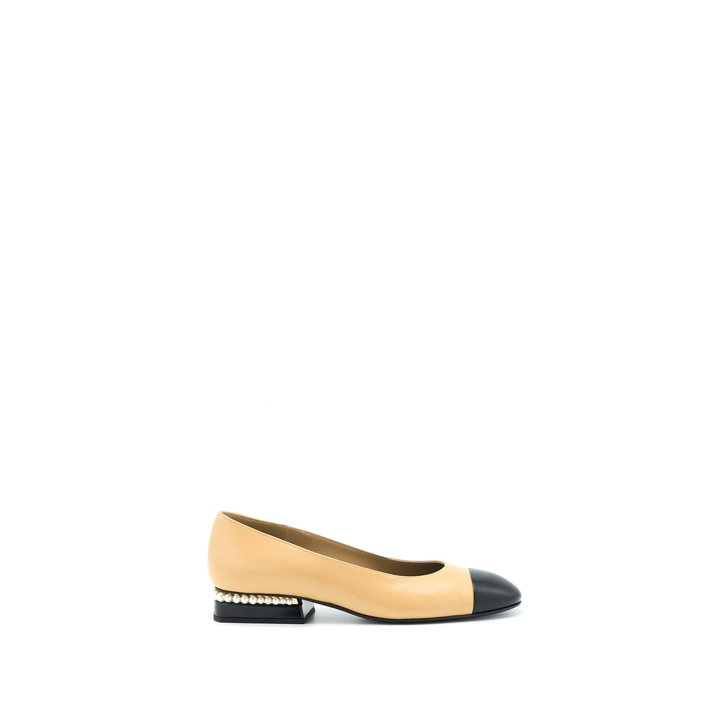 CHANEL CC LOGO WITH PEARL FLATS BEIGE / BLACK