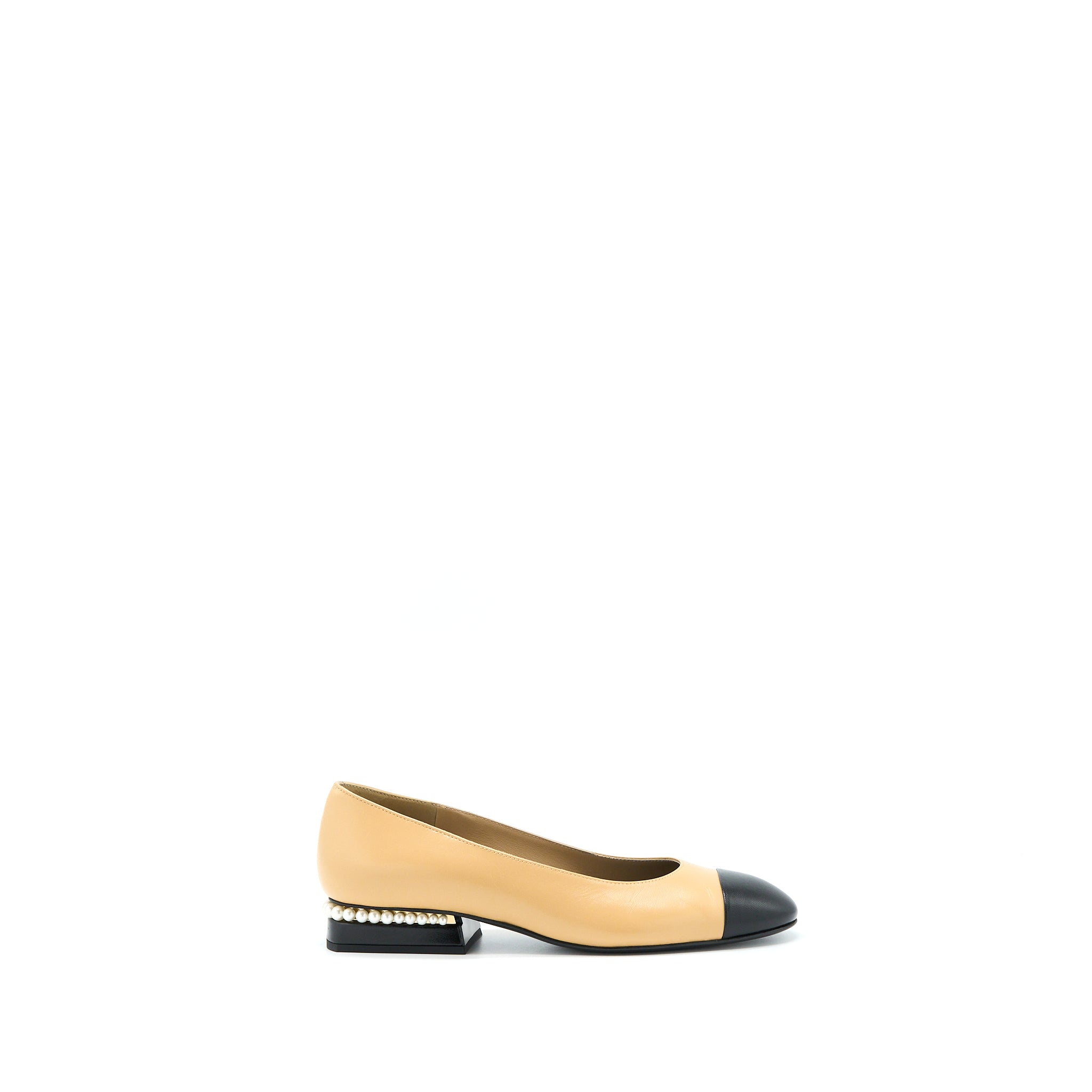 CHANEL CC LOGO WITH PEARL FLATS BEIGE / BLACK