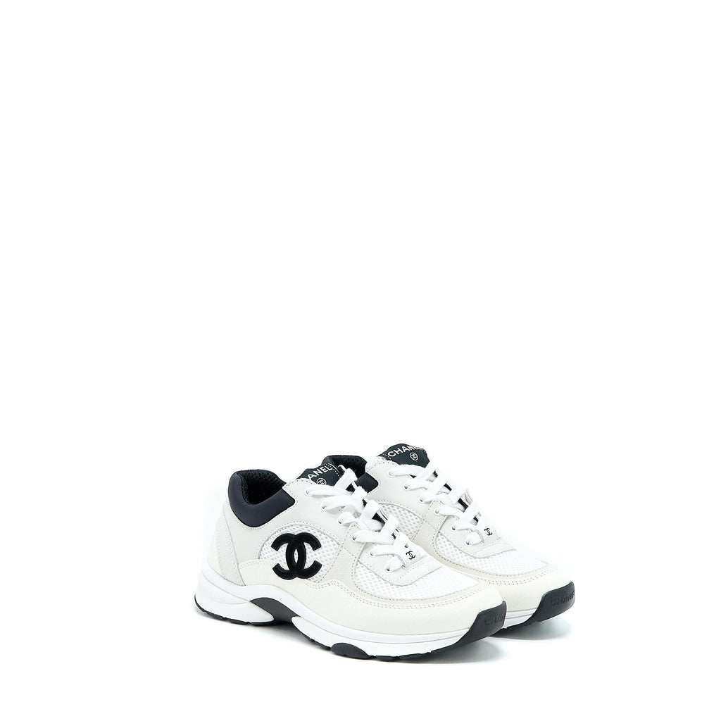 CHANEL CC LOGO SNEAKER CALFSKIN/SUEDE BLACK/WHITE