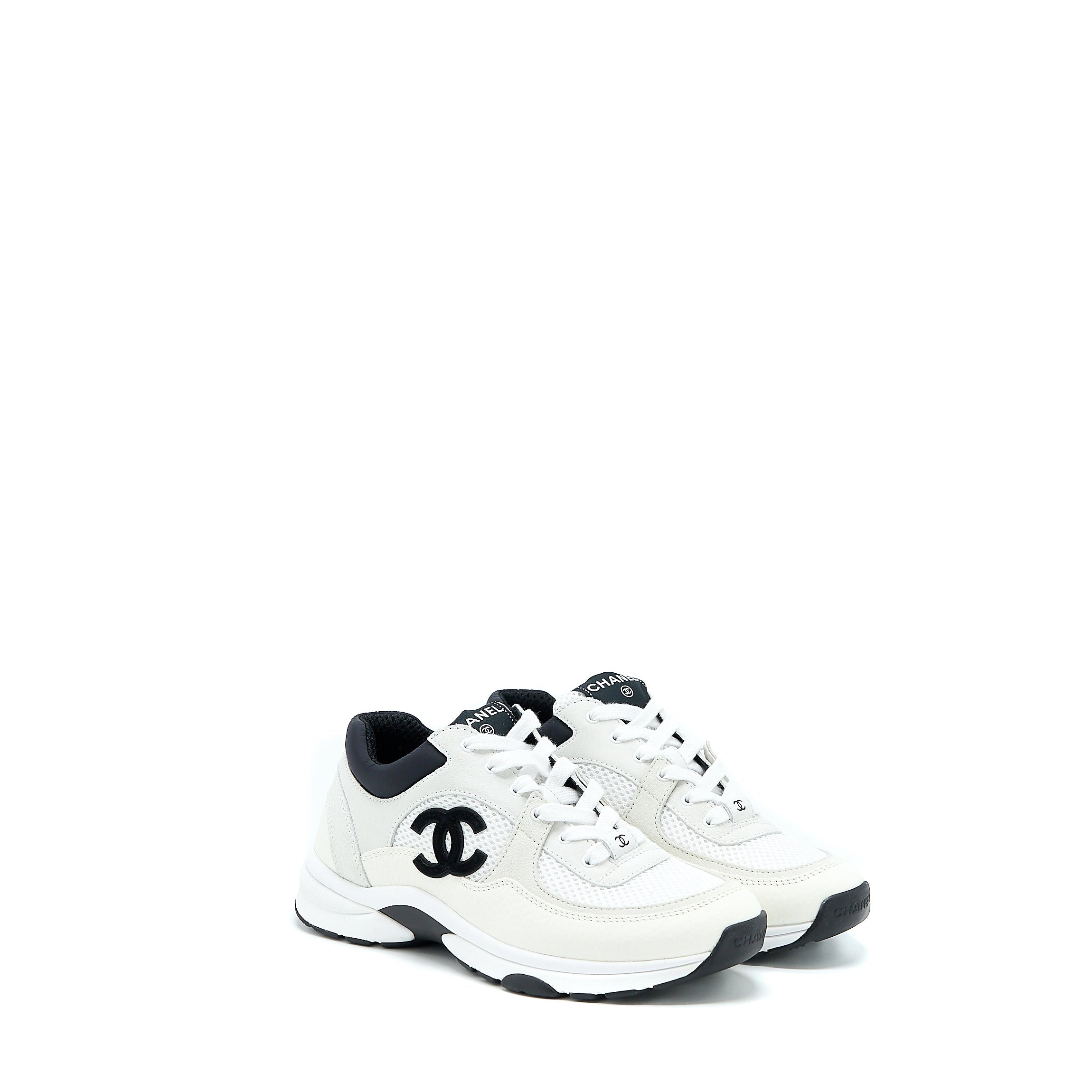 CHANEL CC LOGO SNEAKER CALFSKIN/SUEDE BLACK/WHITE