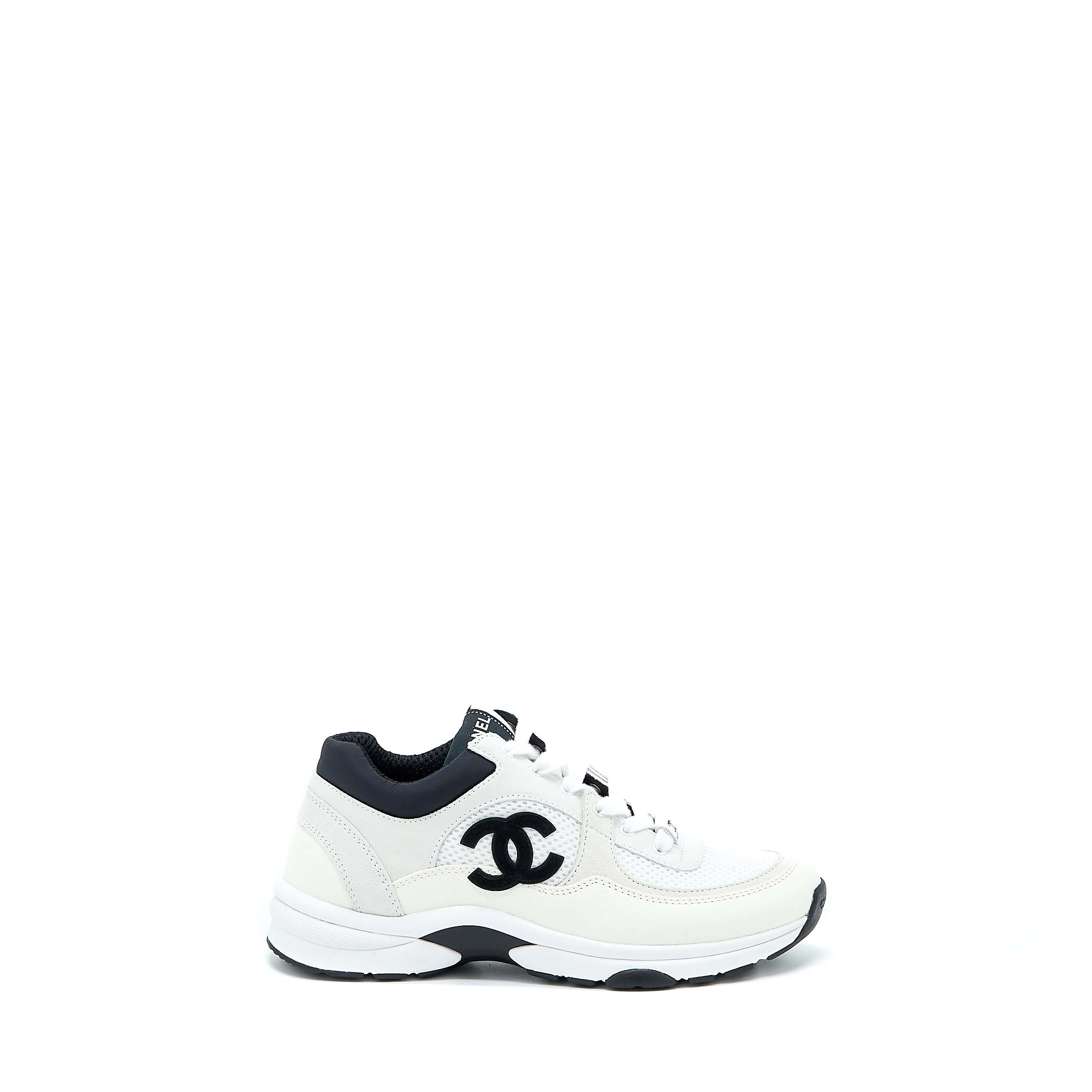 CHANEL CC LOGO SNEAKER CALFSKIN/SUEDE BLACK/WHITE