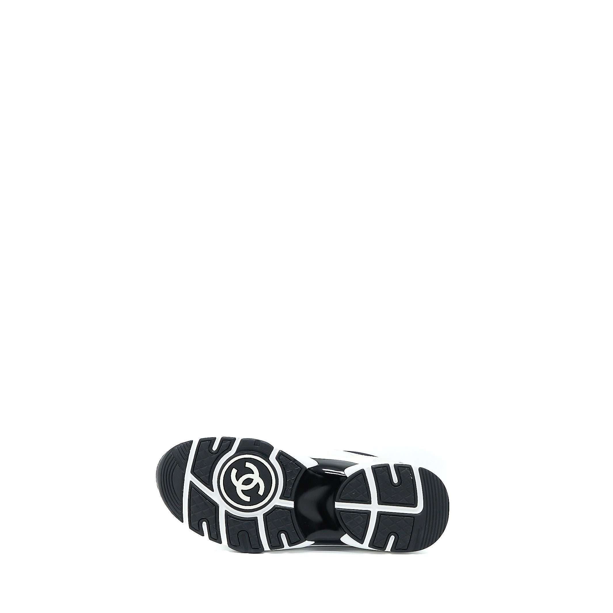 CHANEL CC LOGO SNEAKER CALFSKIN/SUEDE BLACK/WHITE