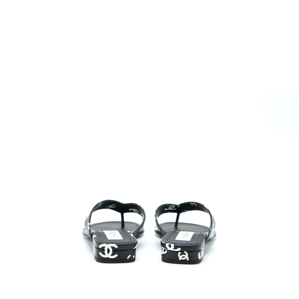 CHANEL 22S CC LOGO FLIP FLOPS PRINTED LAMBSKIN BLACK/WHITE