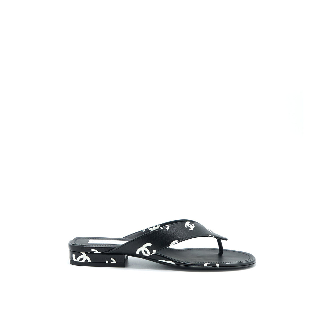 CHANEL 22S CC LOGO FLIP FLOPS PRINTED LAMBSKIN BLACK/WHITE