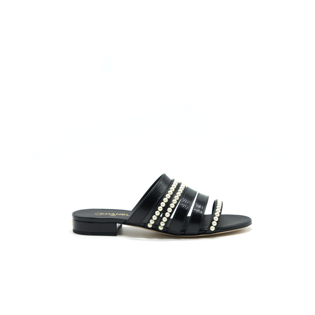 CHANEL LEATHER AND PEARL SANDAL BLACK