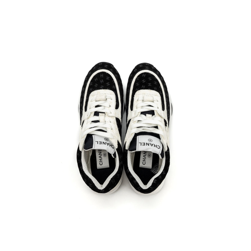 CHANEL CC LOGO PRINTED TRAINER/SNEAKER SUEDE BLACK/WHITE