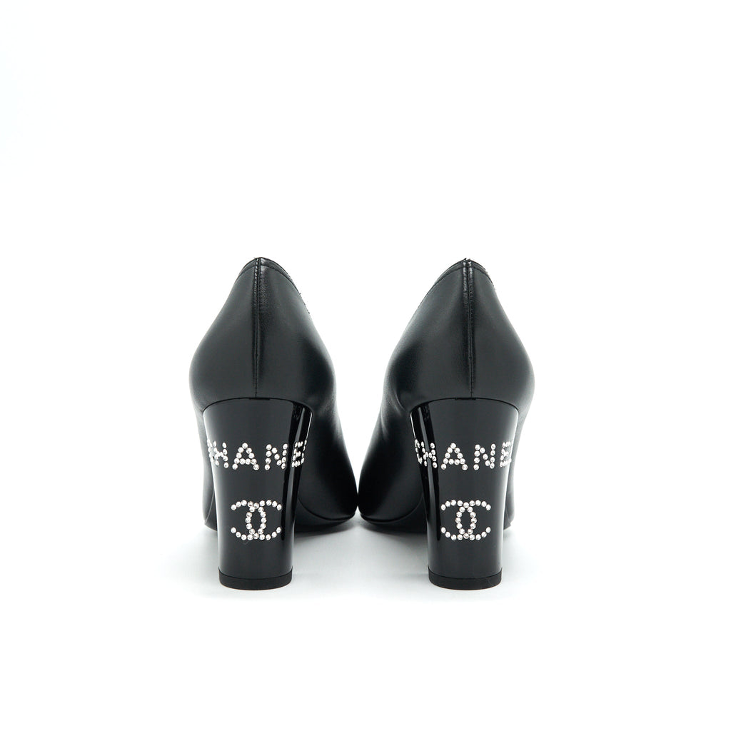 CHANEL PUMP SHOES BLACK WITH LETTER ON HEEL