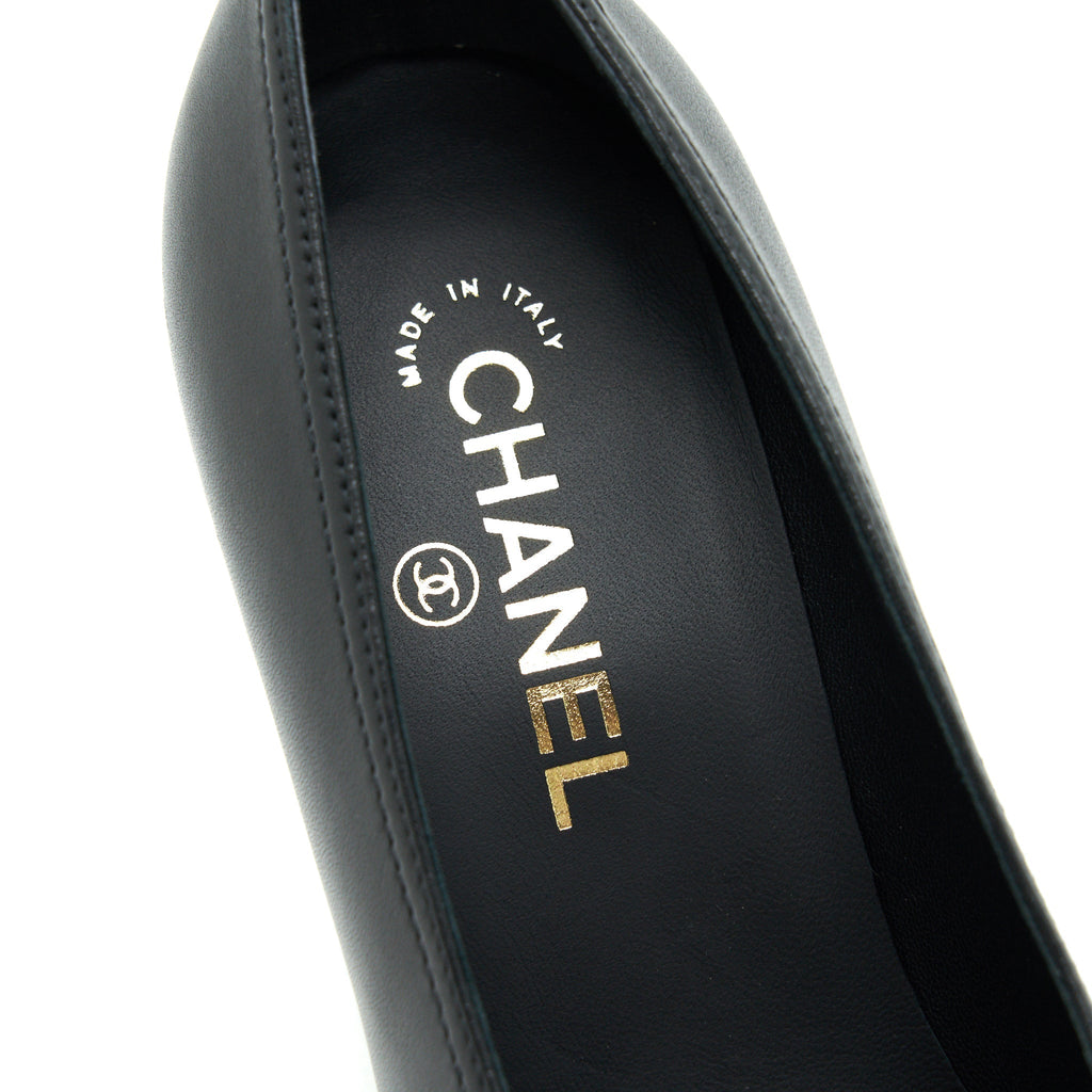 CHANEL PUMP SHOES BLACK WITH LETTER ON HEEL