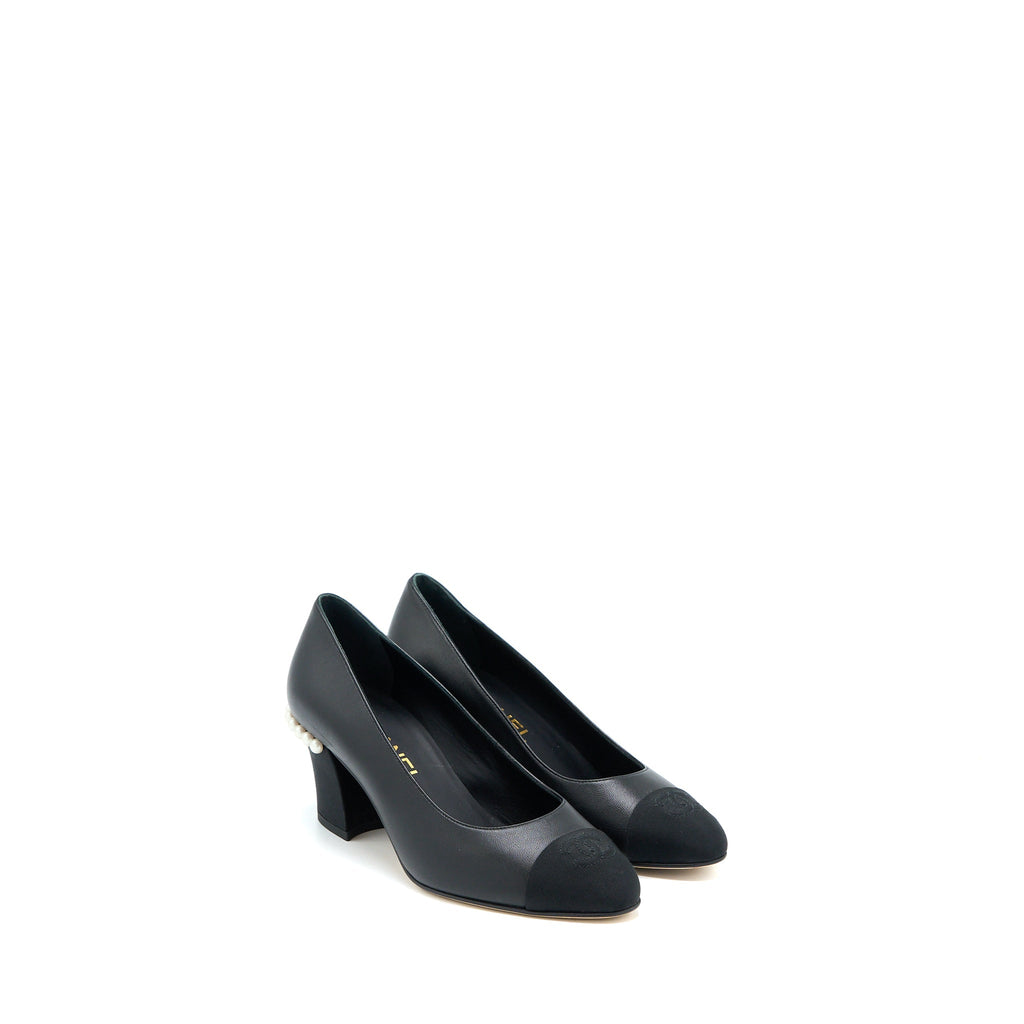 CHANEL CC LOGO HEELS WITH PEARL BLACK