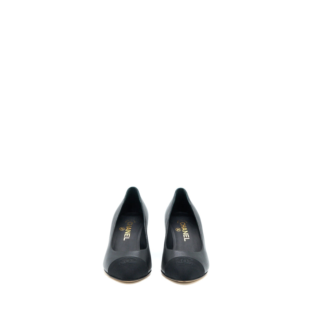 CHANEL CC LOGO HEELS WITH PEARL BLACK