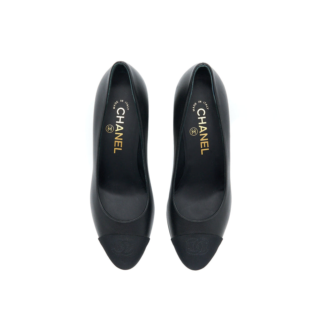 CHANEL CC LOGO HEELS WITH PEARL BLACK