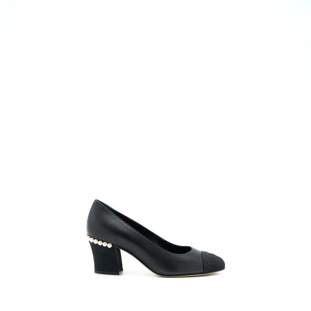 CHANEL CC LOGO HEELS WITH PEARL BLACK