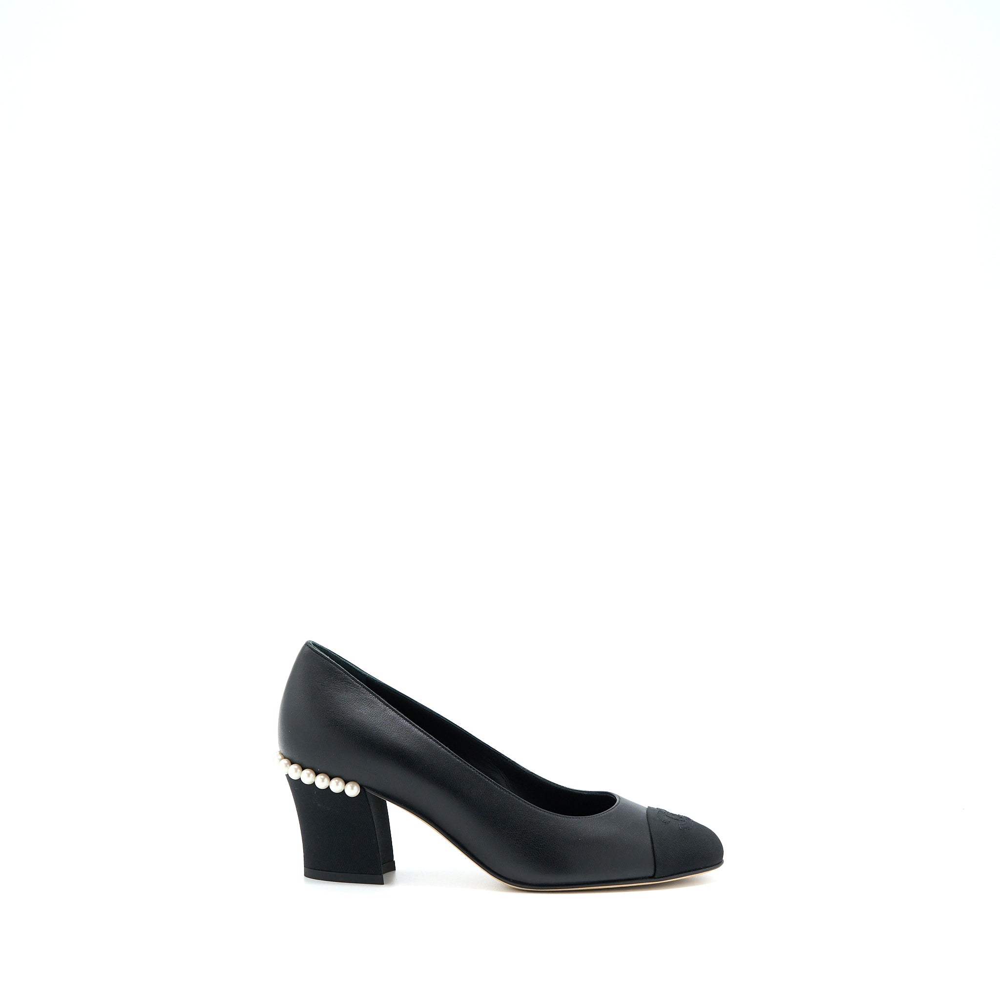 CHANEL CC LOGO HEELS WITH PEARL BLACK
