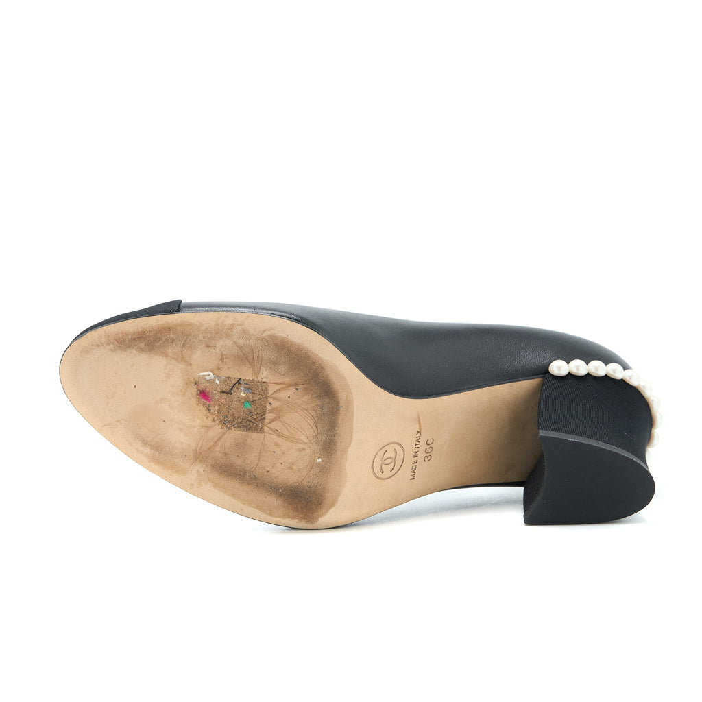CHANEL CC LOGO HEELS WITH PEARL BLACK